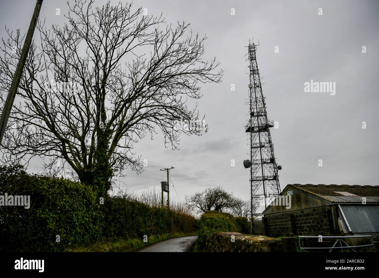 Ein Telekommunikationsmast in der Nähe von Dundry, Somerset. Großbritanniens Souveränität sei gefährdet, wenn das Land dem chinesischen Technologiegiganten Huawei den Bau seiner 5G-Infrastruktur zuerlaube, warnte der US-Außenminister. PA Foto. Bilddatum: Montag, 27. Januar 2020. Mike Pompeo bezeichnete die Entscheidung, die dem nationalen Sicherheitsrat bevorsteht, in einem letzten Klagegrund für Minister als "omentös", die den Aufruf voraussichtlich am Dienstag treffen werden. Siehe PA Story POLITIK Huawei. Der Lichtbildkredit sollte lauten: Ben Birchall/PA Wire Stockfoto