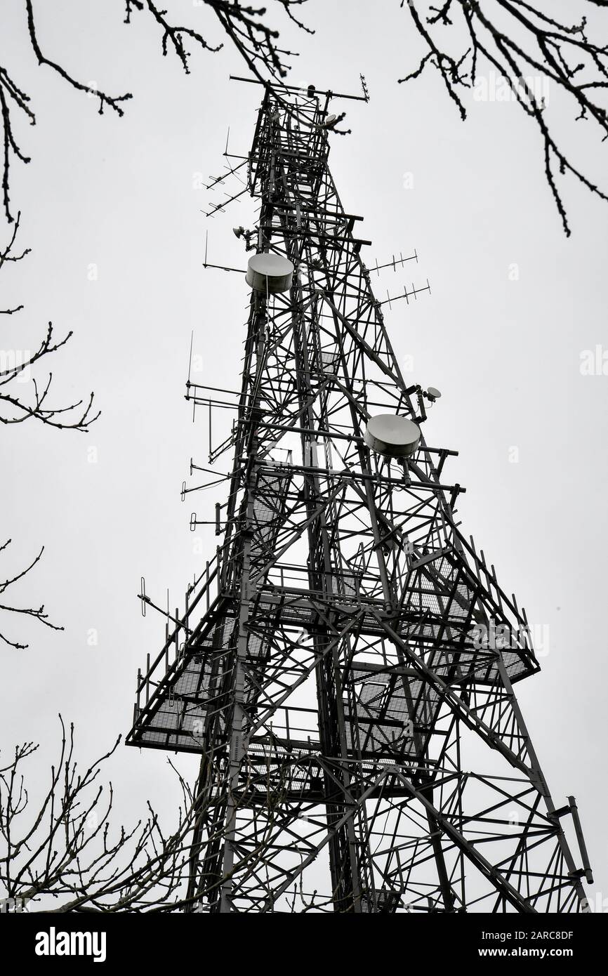 Ein Telekommunikationsmast in der Nähe von Dundry, Somerset. Großbritanniens Souveränität sei gefährdet, wenn das Land dem chinesischen Technologiegiganten Huawei den Bau seiner 5G-Infrastruktur zuerlaube, warnte der US-Außenminister. PA Foto. Bilddatum: Montag, 27. Januar 2020. Mike Pompeo bezeichnete die Entscheidung, die dem nationalen Sicherheitsrat bevorsteht, in einem letzten Klagegrund für Minister als "omentös", die den Aufruf voraussichtlich am Dienstag treffen werden. Siehe PA Story POLITIK Huawei. Der Lichtbildkredit sollte lauten: Ben Birchall/PA Wire Stockfoto