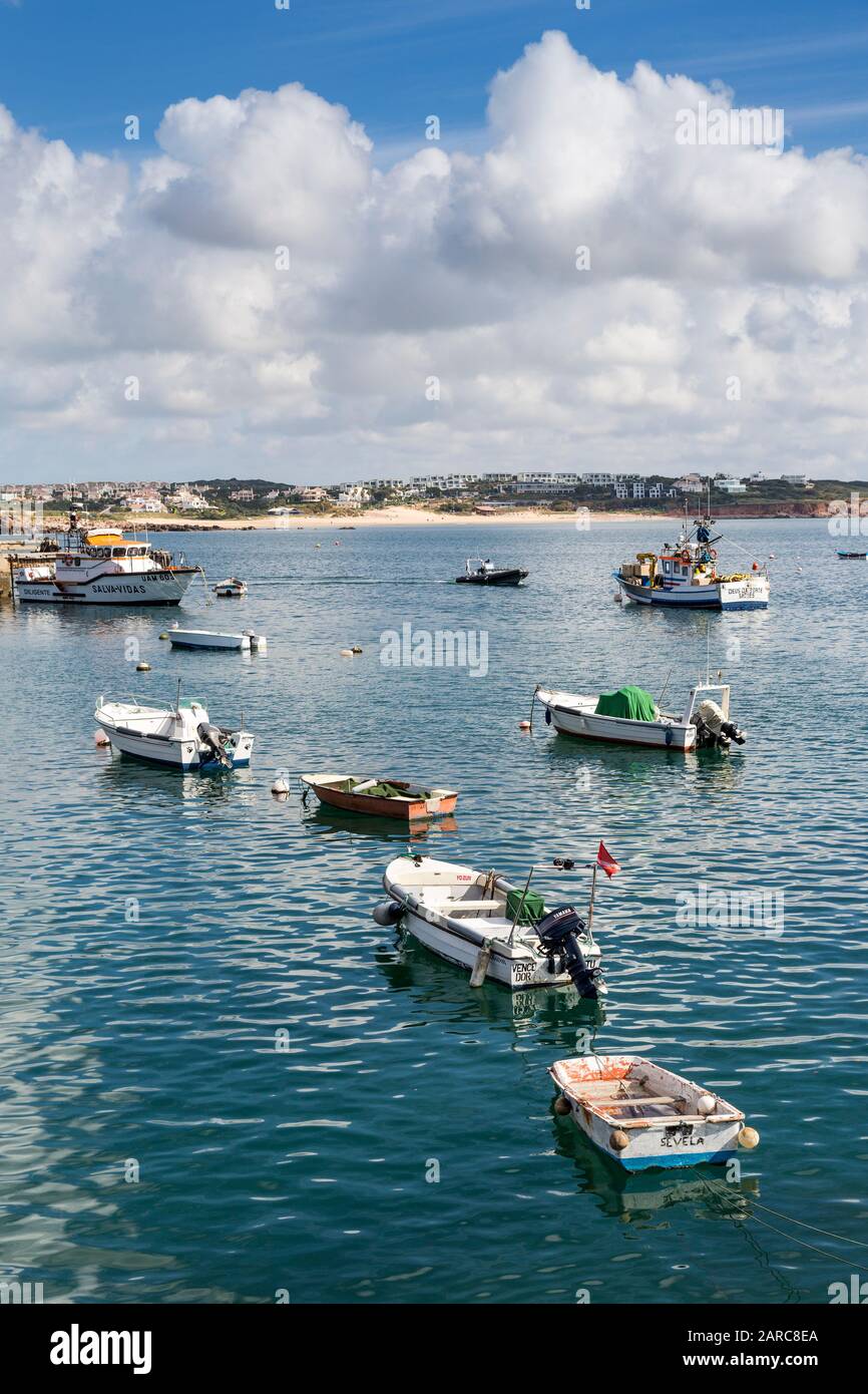 Boote in der Bucht, in Sagres, an der Algarve, in Portugal Stockfoto