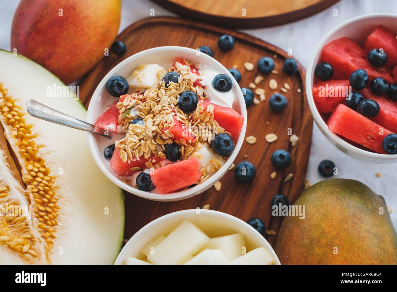 Schüssel mit Müsli, Obst und Joghurt, gesundes Frühstück, Stockfoto