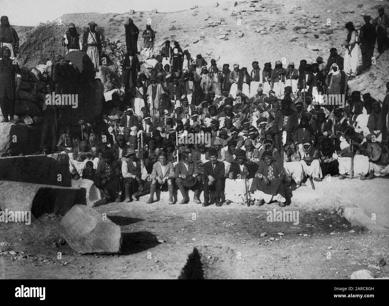 T. -E. Lawrence mit den Mitarbeitern von Carchemish, Syrien, während der archäologischen Ausgrabungsarbeiten für das britische Museum. 1913. Stockfoto