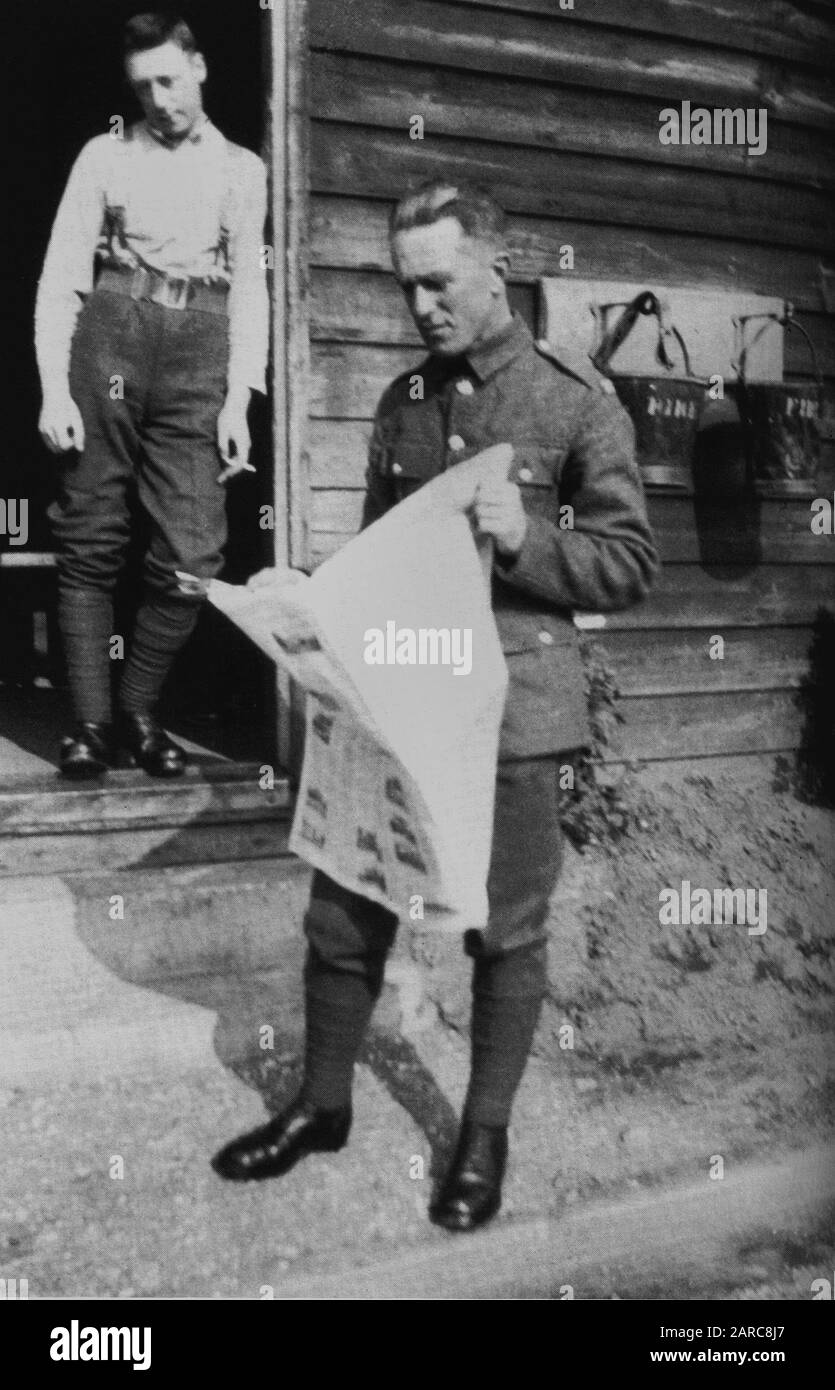 T. -E. Lawrence als Private T. -E.-Shaw vor der Kaserne im British Army Tank Corps im Bovington Camp, Dorset. Stockfoto