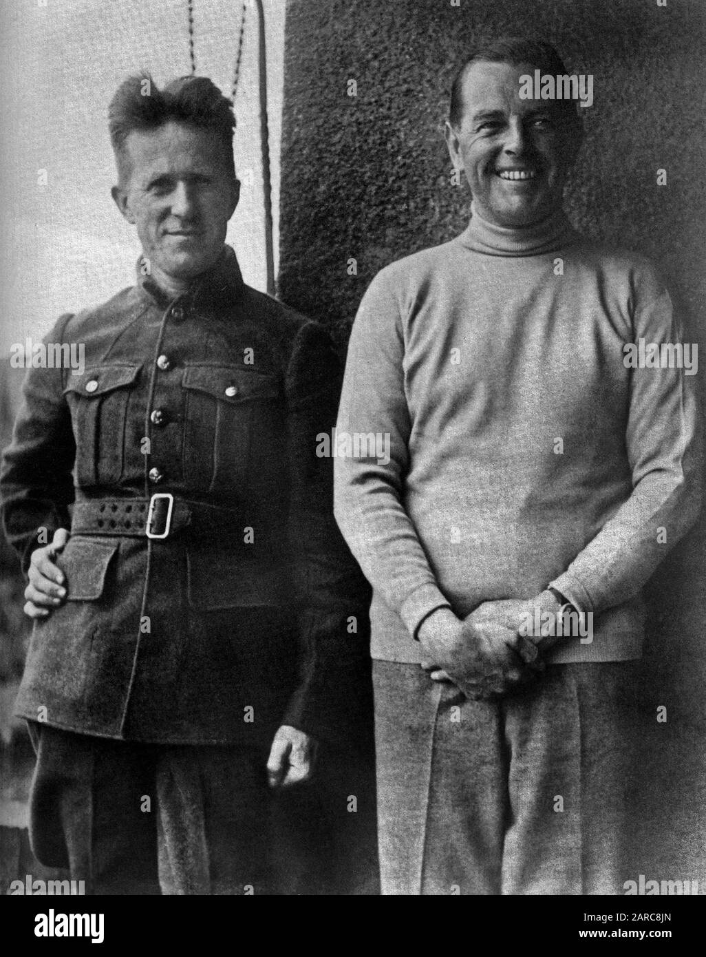 T.E. Lawrence als Aircraftman T. -E.-Shaw mit seinem Kommandierenden Offizier, Wing Commander Sydney Smith bei R.A.F. Catteswater Flying Boat Station NR Plymouth. Stockfoto