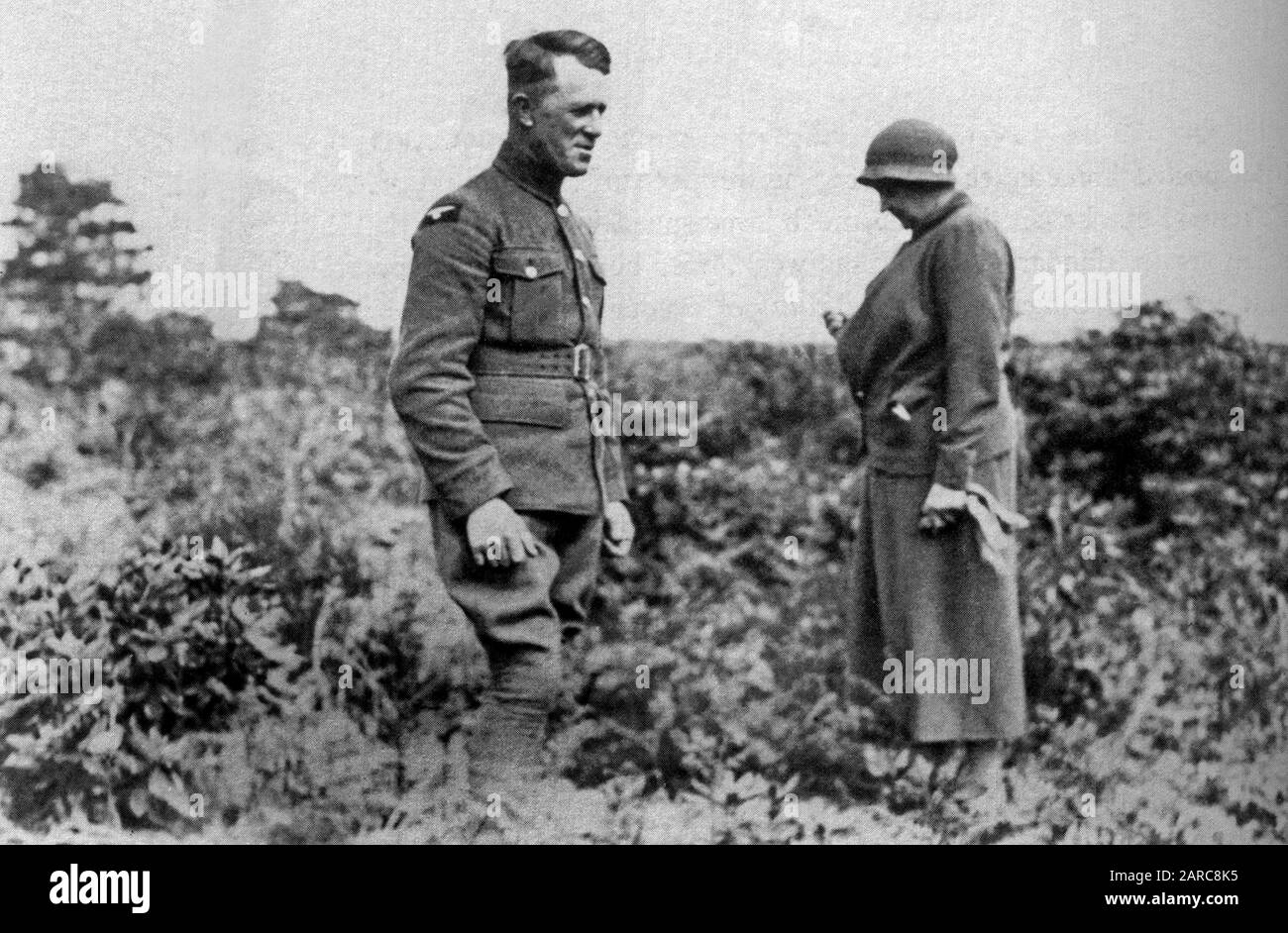 T. -E. Lawrence mit weiblicher Freundin, ca. 1934 Stockfoto