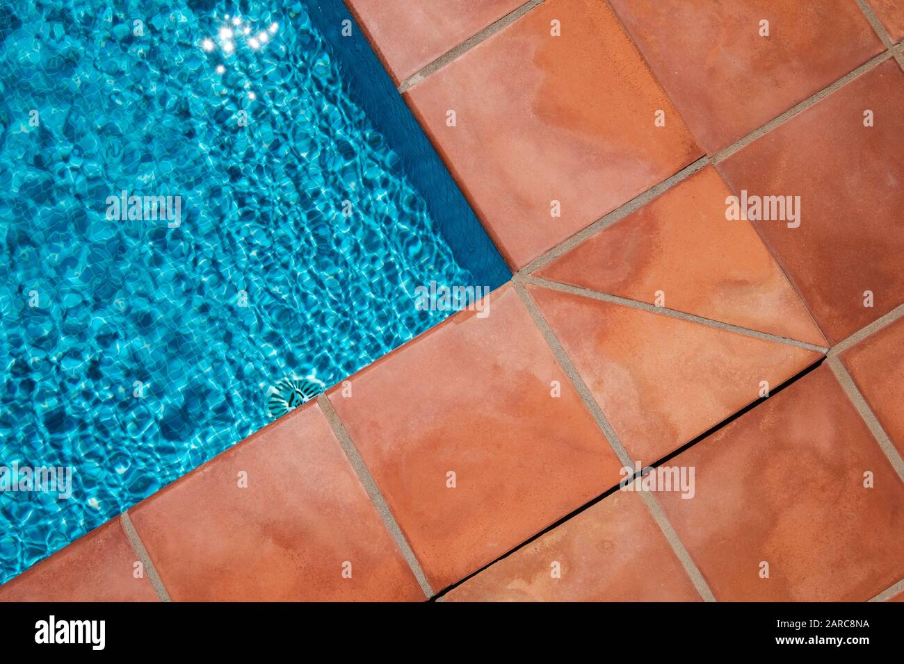 Poolrand und gefliester Terrassenboden, in der Nähe von Terrakotta-Fliesen Stockfoto
