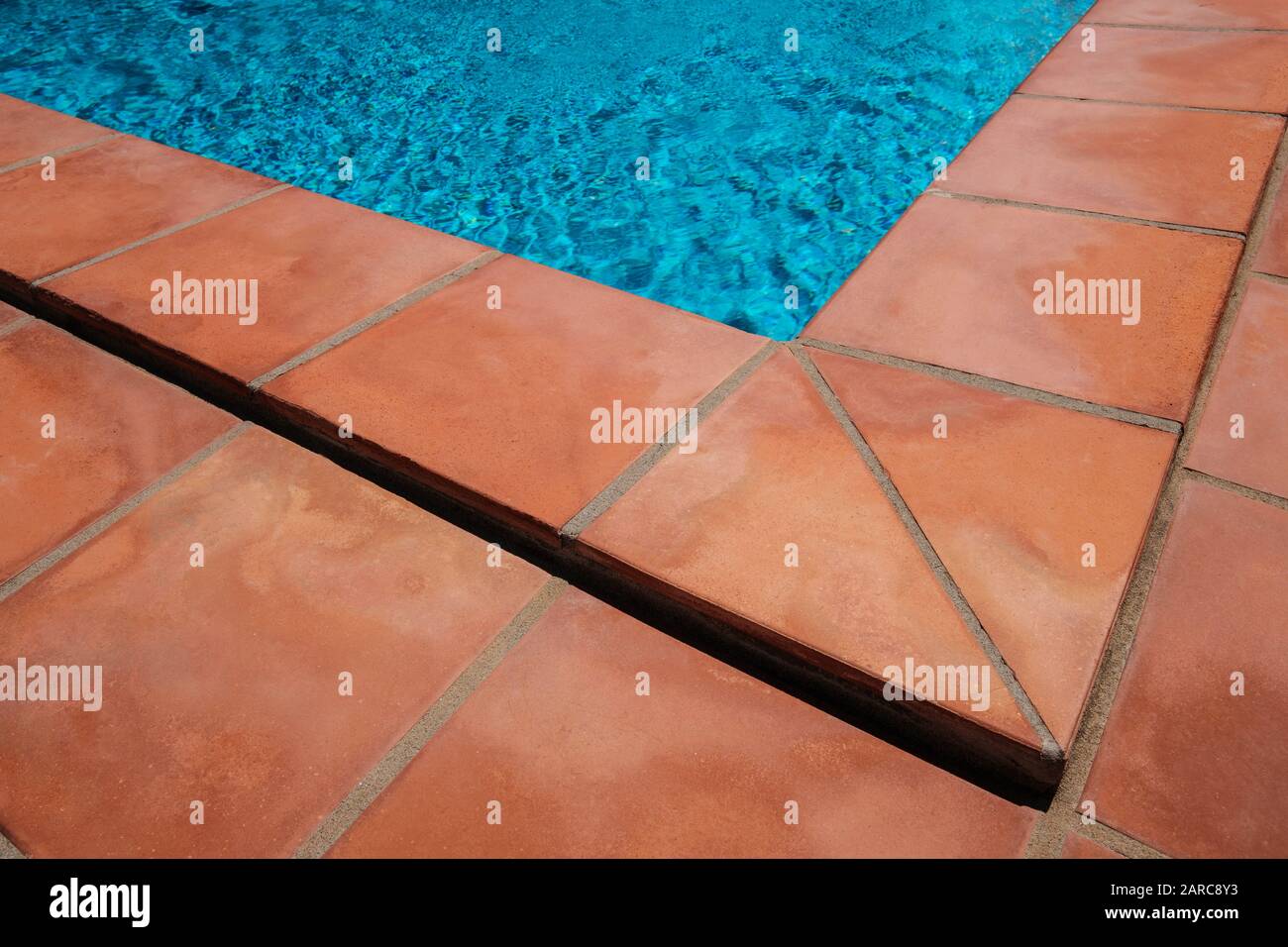 Poolrand und gefliester Terrassenboden, in der Nähe von Terrakotta-Fliesen Stockfoto