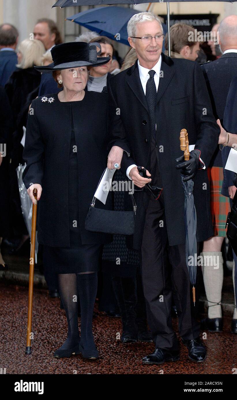 Comedian Paul O'grady nahm an der Beerdigung des Lieblingsbutlers Wiliam Tallon der Königinmutter Teil, der auch liebevoll als "Backstairs Billy" in der Queen's Chapel im St James's Palace, London im Jahr 2007 bekannt war. Stockfoto