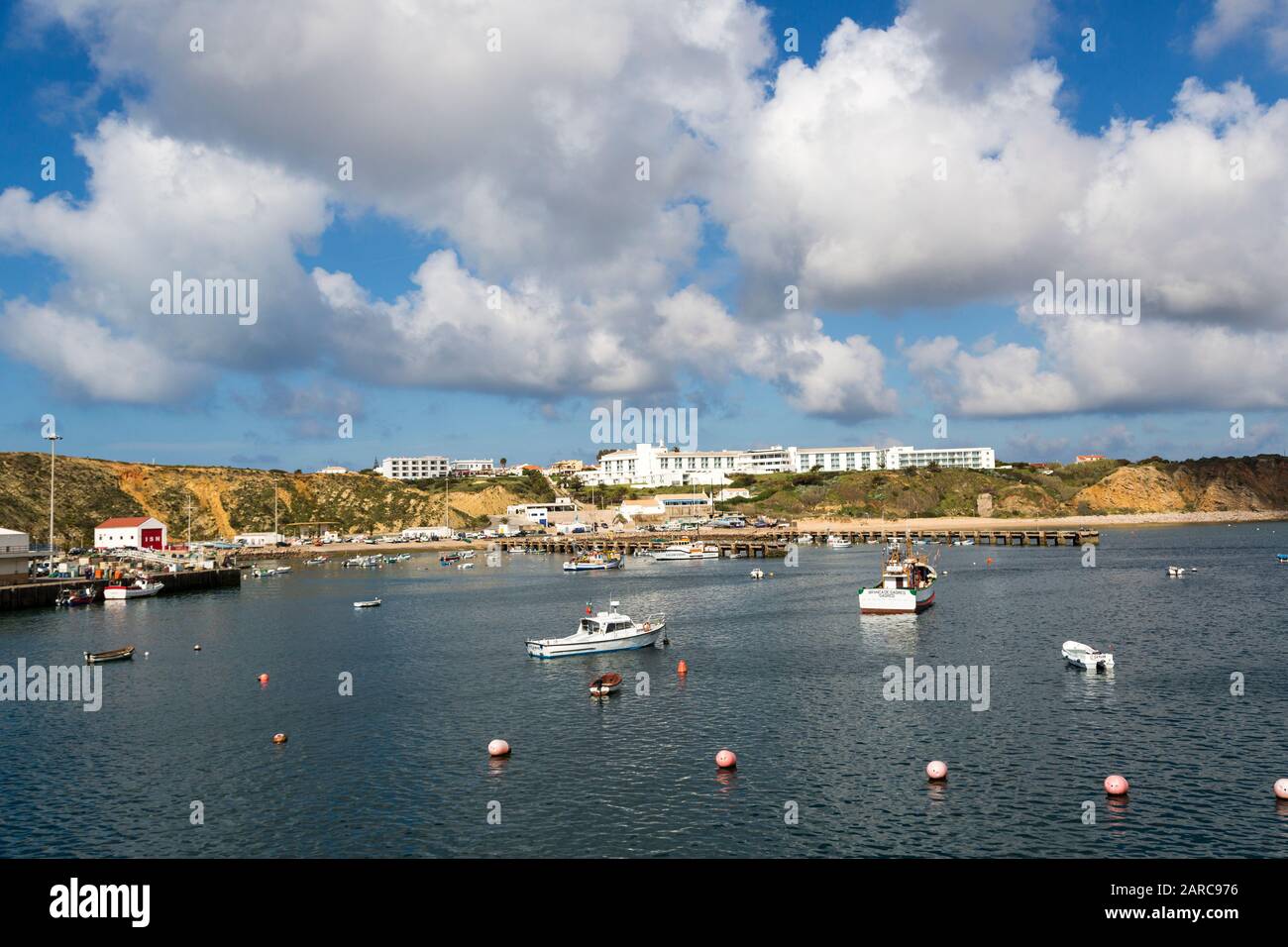 Boote in der Bucht, in Sagres, an der Algarve, in Portugal Stockfoto