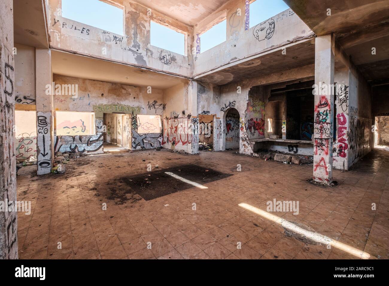 Heruntergekommene Zimmer im verlassenen Gebäude Stockfoto