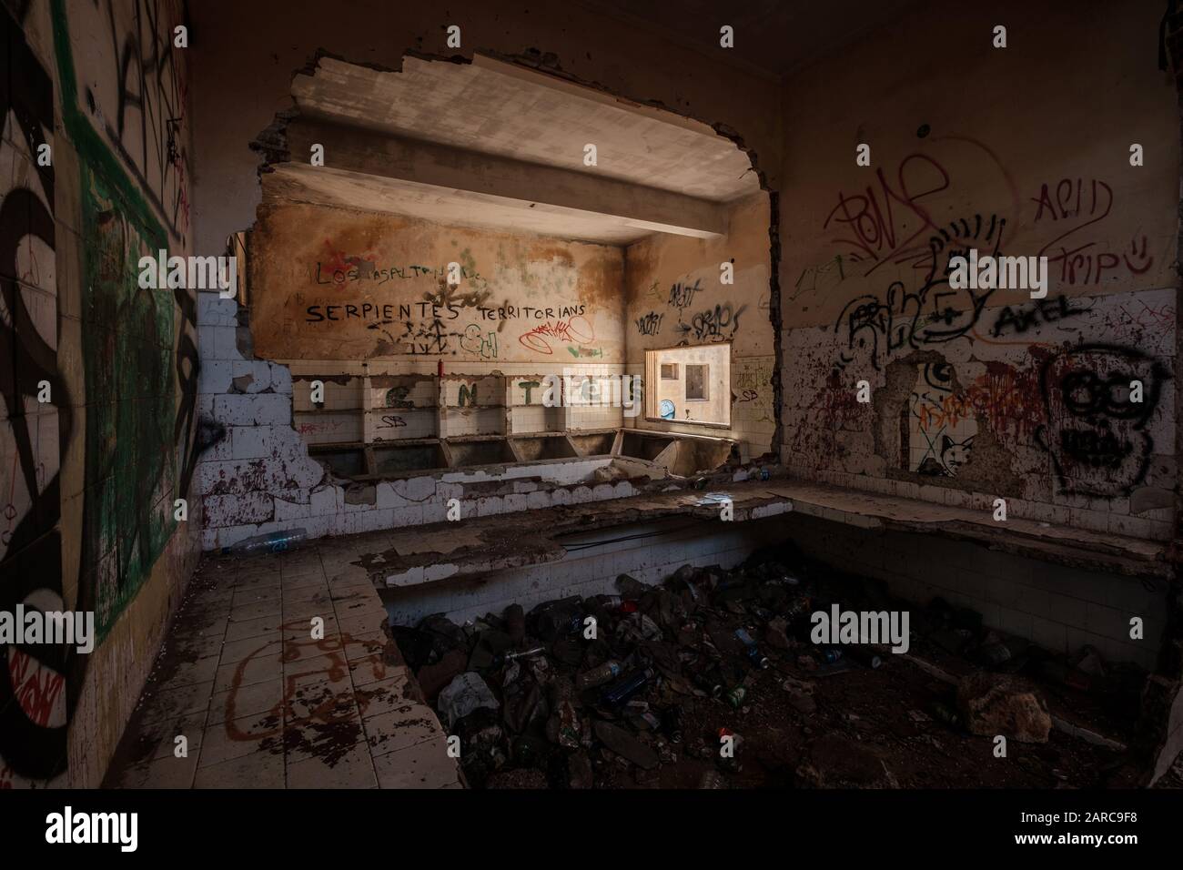 Heruntergekommene Zimmer im verlassenen Gebäude Stockfoto
