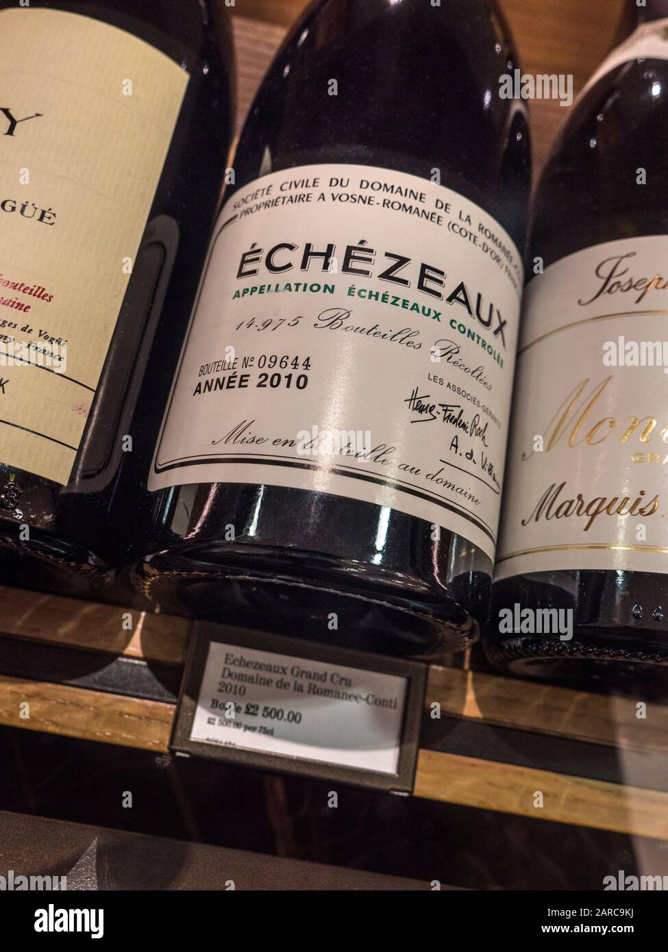 Échézeaux Rotwein Burgunder 2010, Fortnum & Mason Food & Drinks Saalausstattung mit luxuriösem Weinschrank-Display von Burgunder Weinflaschen, Vorgestellt ist ein 2010 erlesener seltener Échézeaux roter Burgunder Wein des renommierten Herstellers Aubert de Villaine.Preis pro Flasche £2500.00 Fortnum & Mason Food & Drinks Hall Store Piccadilly St. James's, London W1A 1ERO Stockfoto