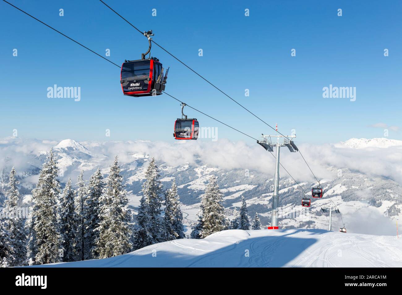 Kitzbühel, ÖSTERREICH - 20. JANUAR 2020: Die Fleckalmbahn-Skigondel eine verbesserte Seilbahn, die im Dezember 2019 eröffnet wurde, um Besucher zum Kitzski ar zu transportieren Stockfoto