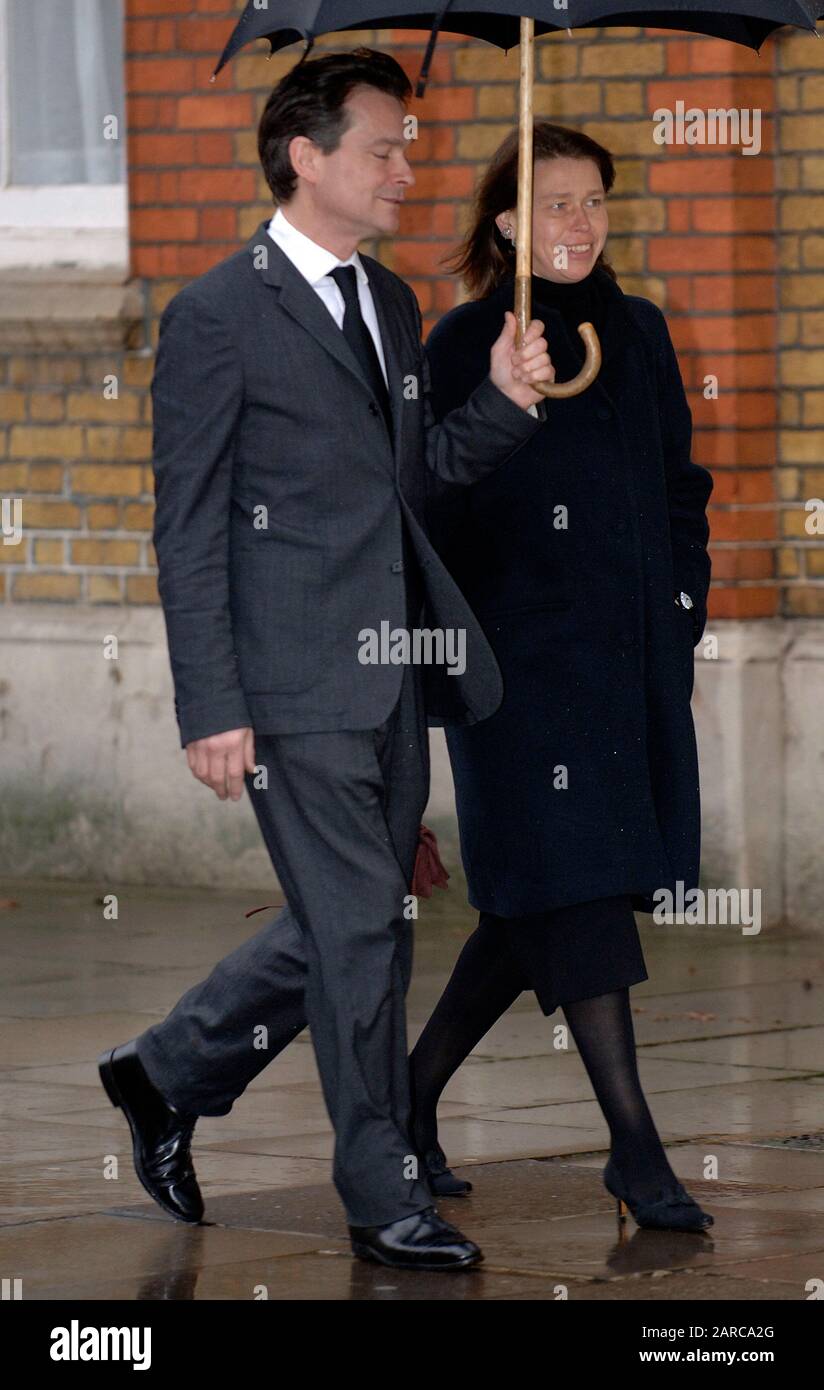 Lady Sarah Chatto und ihr Mann Daniel nehmen an der Beerdigung des Lieblingsbutlers Wiliam Tallon der Königinmutter Teil, der auch liebevoll als "Backstairs Billy" in der Queen's Chapel im St James's Palace, London im Jahr 2007 bekannt war. Stockfoto