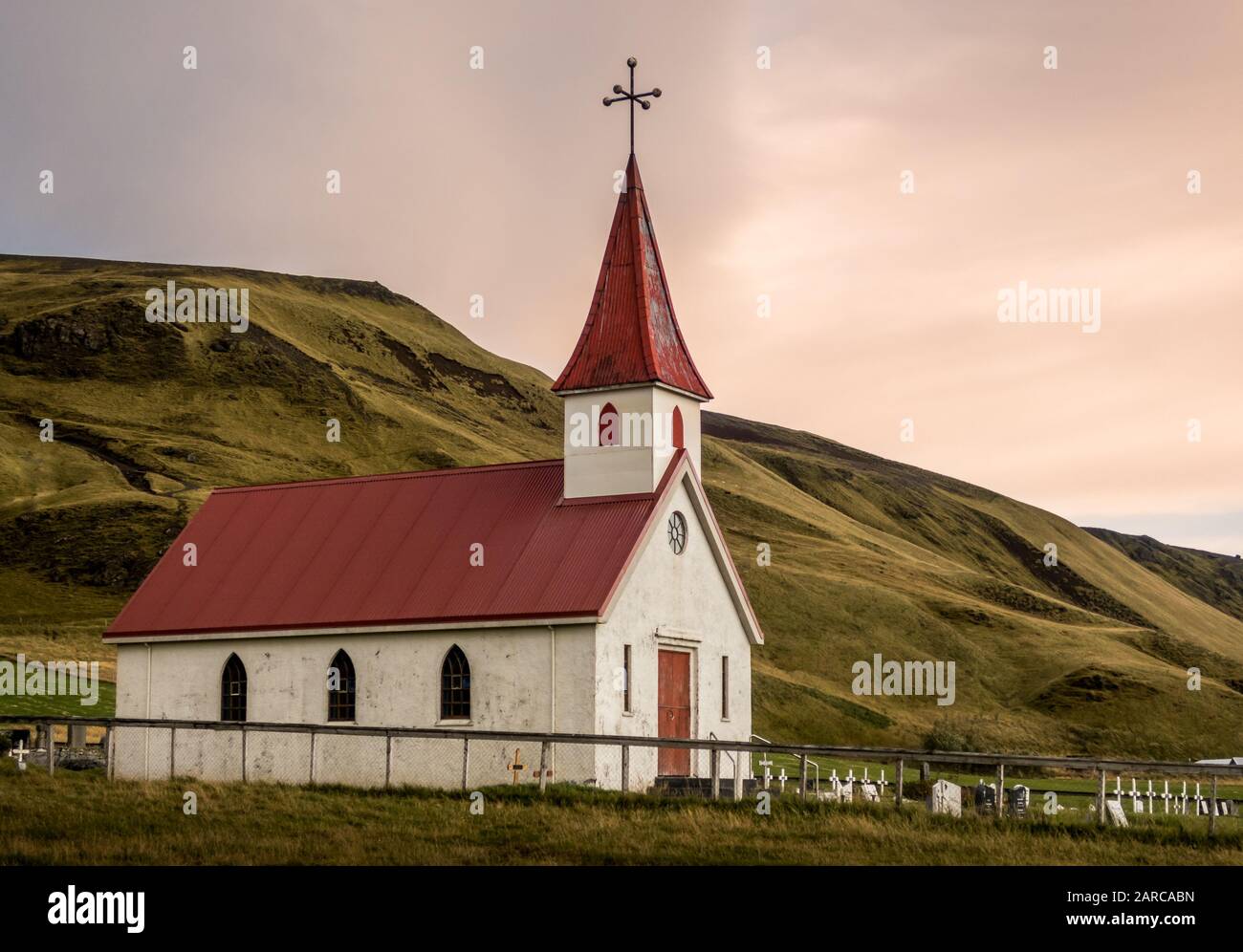 Kleine weiße Kirche mit einem roten Dach Reyniskyrka in Vik Island Stockfoto