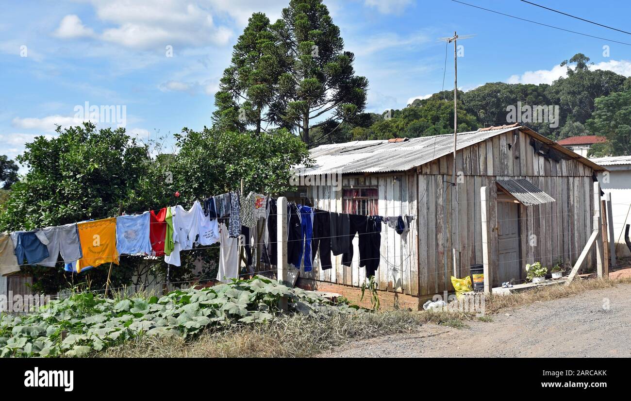 Wohnungen, die Armut im Süden Brasiliens in ländlicher Umgebung zeigen. Stockfoto
