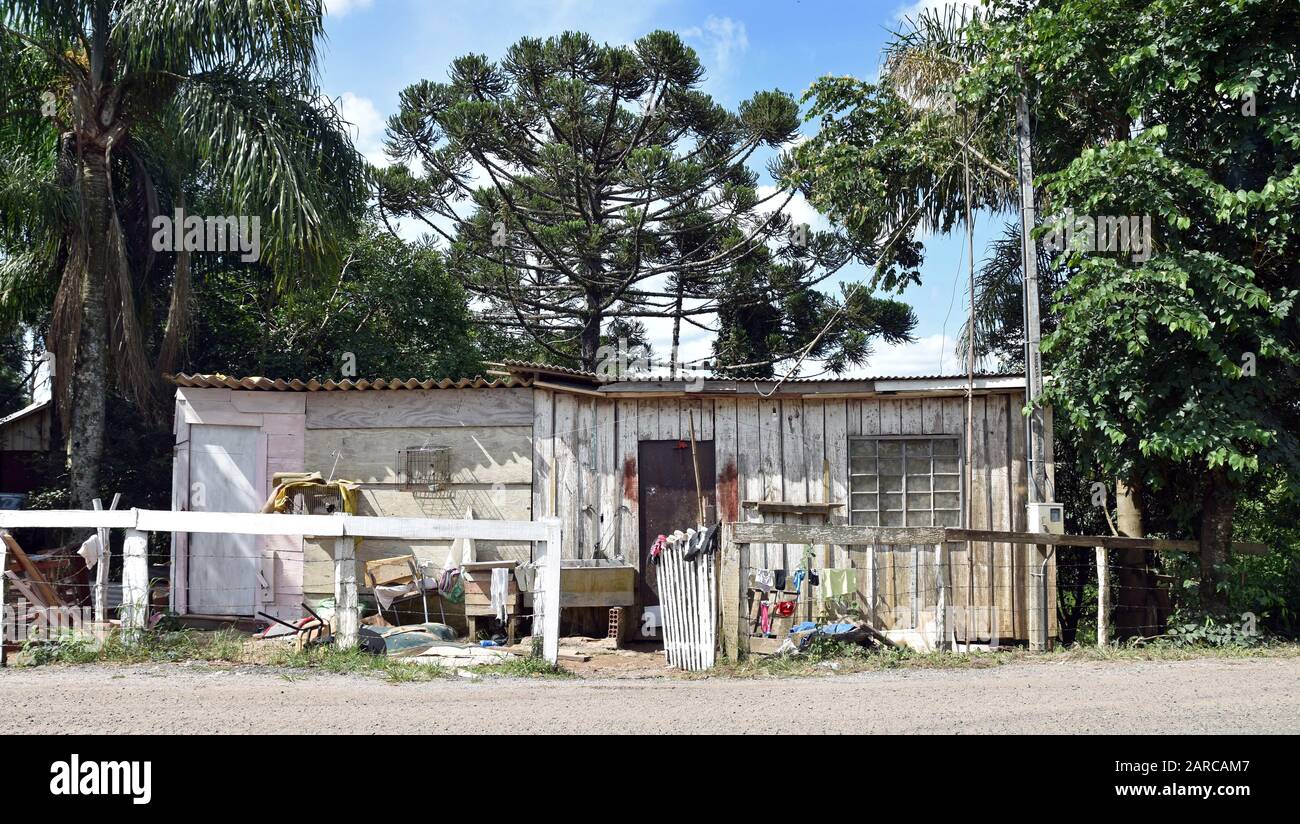 Wohnungen, die Armut im Süden Brasiliens in ländlicher Umgebung zeigen. Stockfoto