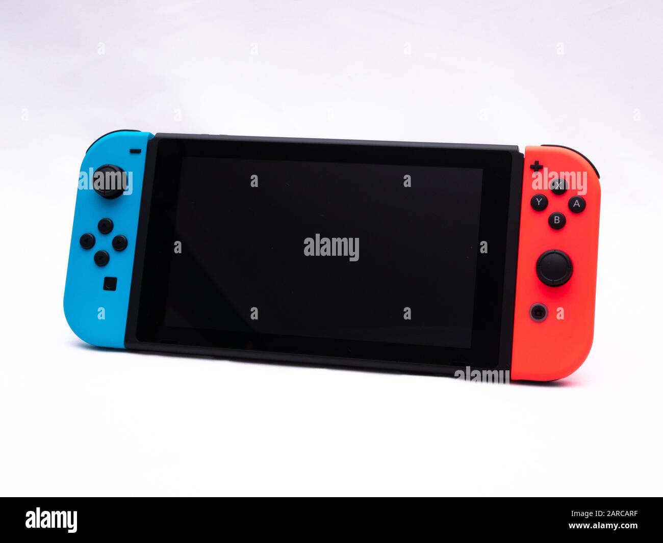 Großbritannien, Januar 2020: Nintendo Switch Spielekonsole mit leerem  Bildschirm, weißem Hintergrund Stockfotografie - Alamy