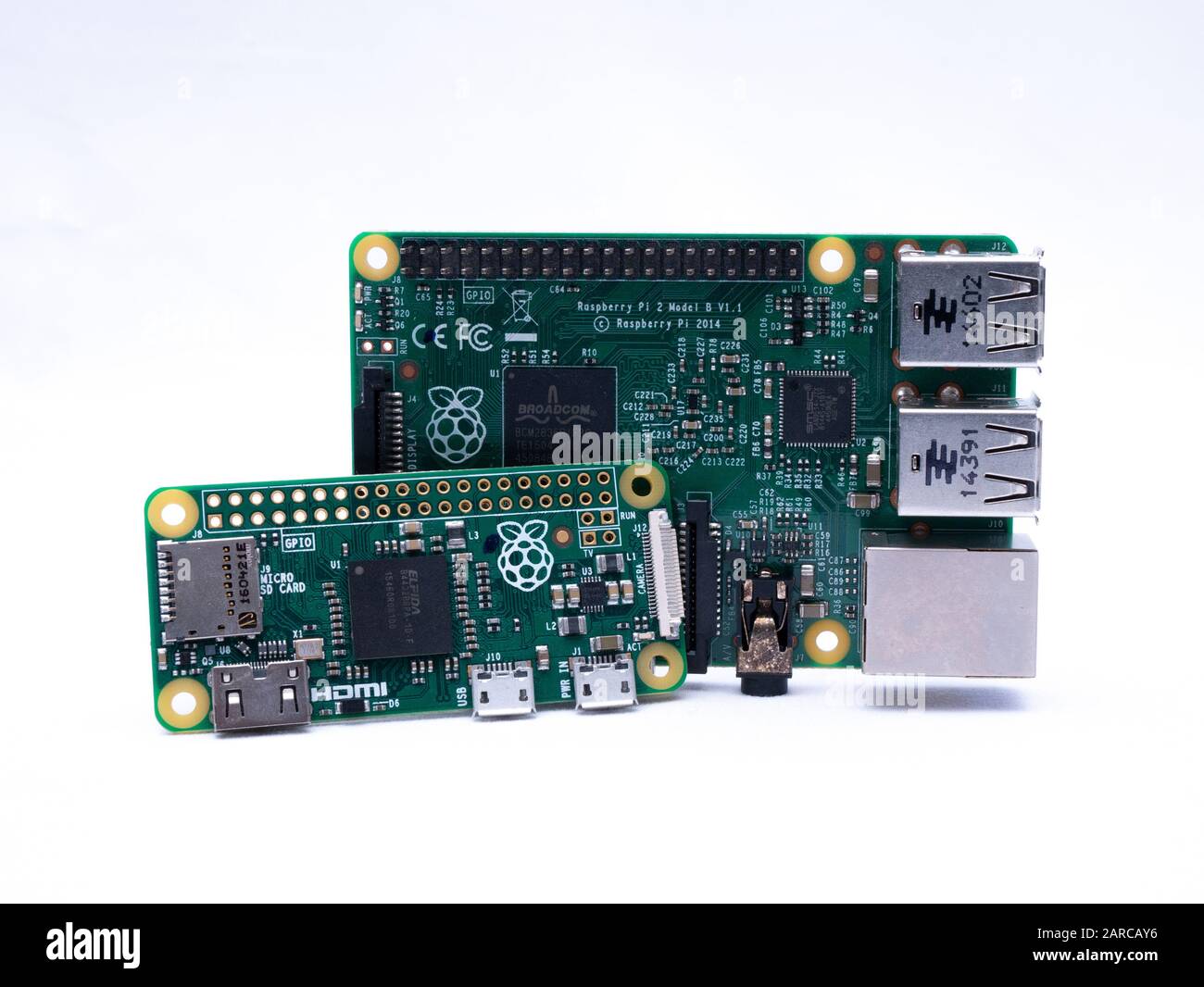Großbritannien, Januar 2020: Raspberry Pi 2 Modell B und Null auf weißem Hintergrund Stockfoto