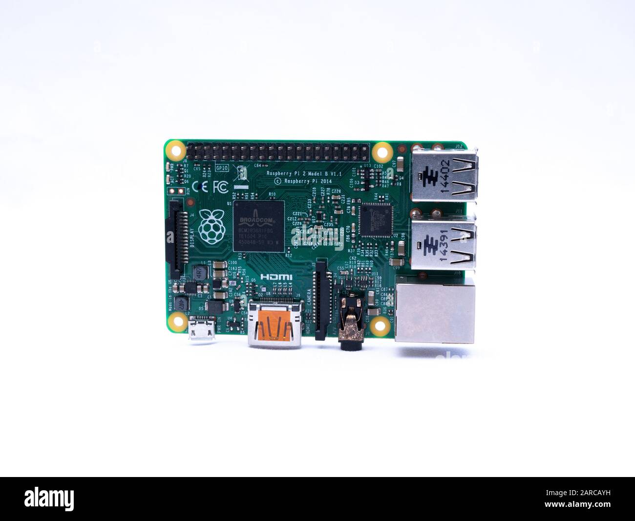 Großbritannien, Januar 2020: Raspberry Pi 2 Modell B auf weißem Hintergrund Stockfoto