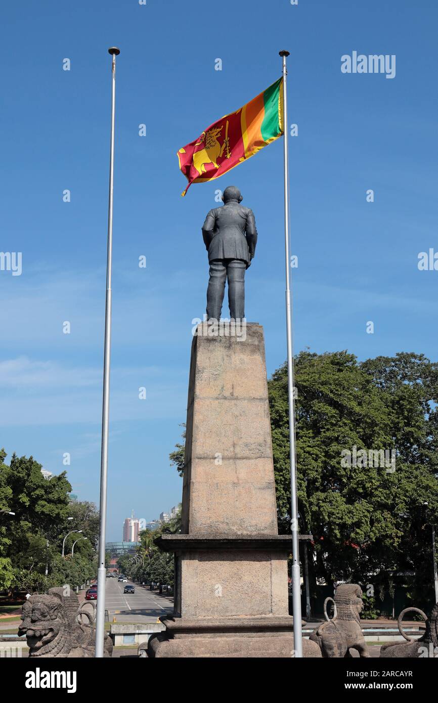 Statue Des Ersten Premierministers der Rt Hon Don Stephen Senanayake, Der Vater der Nation, der auf Dem Unabhängigkeitsplatz steht und die Unabhängigkeit A betrachtet Stockfoto