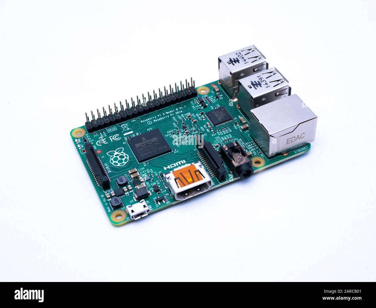 Großbritannien, Januar 2020: Raspberry Pi 2 Modell B auf weißem Hintergrund Stockfoto