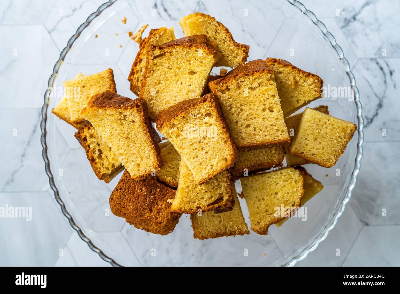 Hausgemachte Lemon Pound Cake Scheiben auf Glasplatte. Bereit zum Servieren. Organisches Dessert. Stockfoto