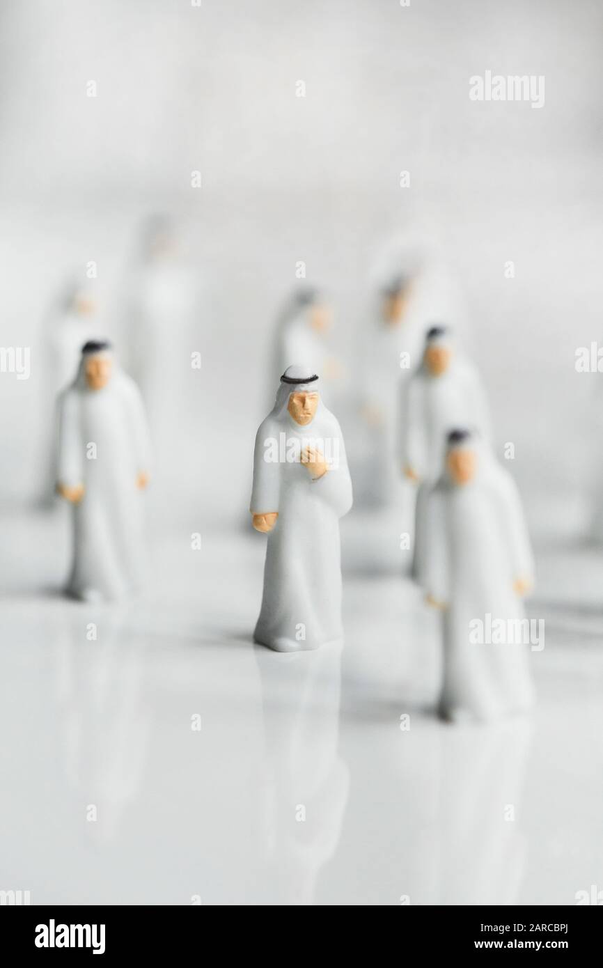 Selektive Fokusaufnahme von kleinen Statuen von muslimischen Männern in Traditionelle weiße Kostüme Stockfoto