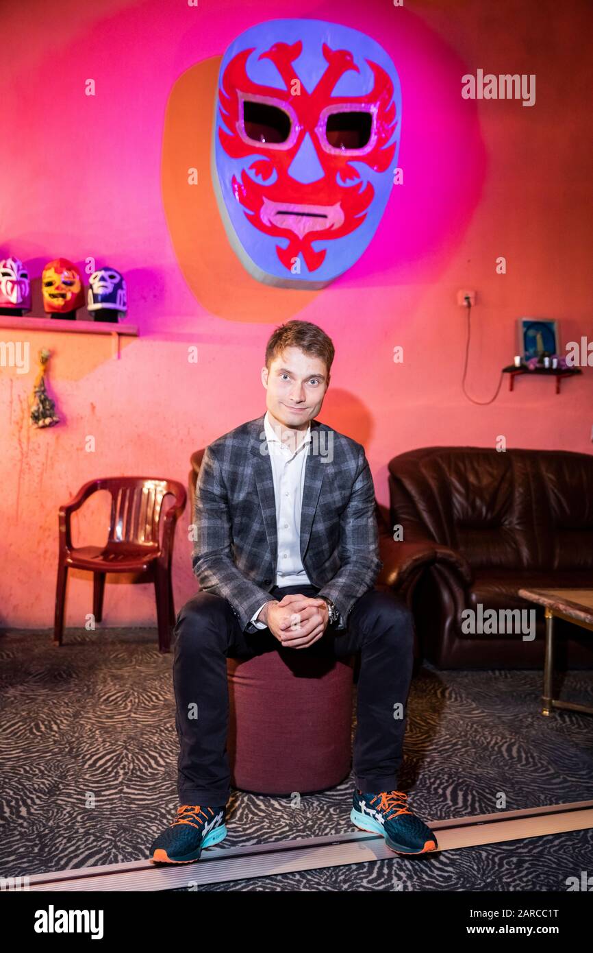 Berlin, Deutschland. Januar 2020. Johannes Reck, Geschäftsführer und Mitbegründer von GetYourGuide, sitzt nach einer Podiumsdiskussion anlässlich des Besuchs von Bundeswirtschaftsminister Altmaier bei GetYourGuide im Konferenzraum 'Mexico City Wrestling'. Der Name und die Ausstattung des Zimmers spiegeln ein touristisches Angebot von GetYourGuide wider. Auf der Online-Tourismusplattform können Touristen z. B. Führungen, Ausflüge oder Tickets für Besichtigungen buchen. Credit: Christoph Soeder / dpa / Alamy Live News Stockfoto