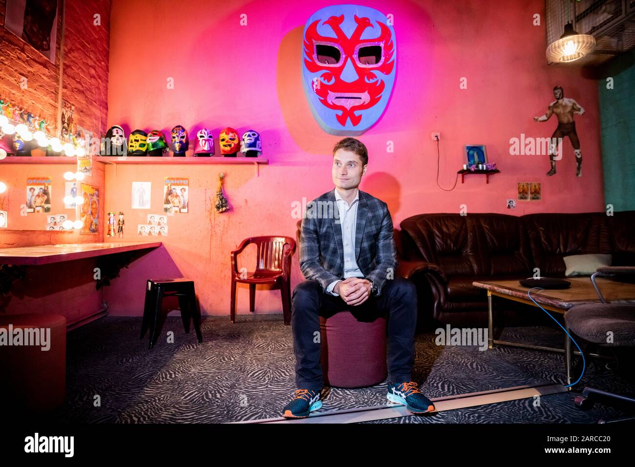 Berlin, Deutschland. Januar 2020. Johannes Reck, Geschäftsführer und Mitbegründer von GetYourGuide, sitzt nach einer Podiumsdiskussion anlässlich des Besuchs von Bundeswirtschaftsminister Altmaier bei GetYourGuide im Konferenzraum 'Mexico City Wrestling'. Der Name und die Ausstattung des Zimmers spiegeln ein touristisches Angebot von GetYourGuide wider. Auf der Online-Tourismusplattform können Touristen z. B. Führungen, Ausflüge oder Tickets für Besichtigungen buchen. Credit: Christoph Soeder / dpa / Alamy Live News Stockfoto