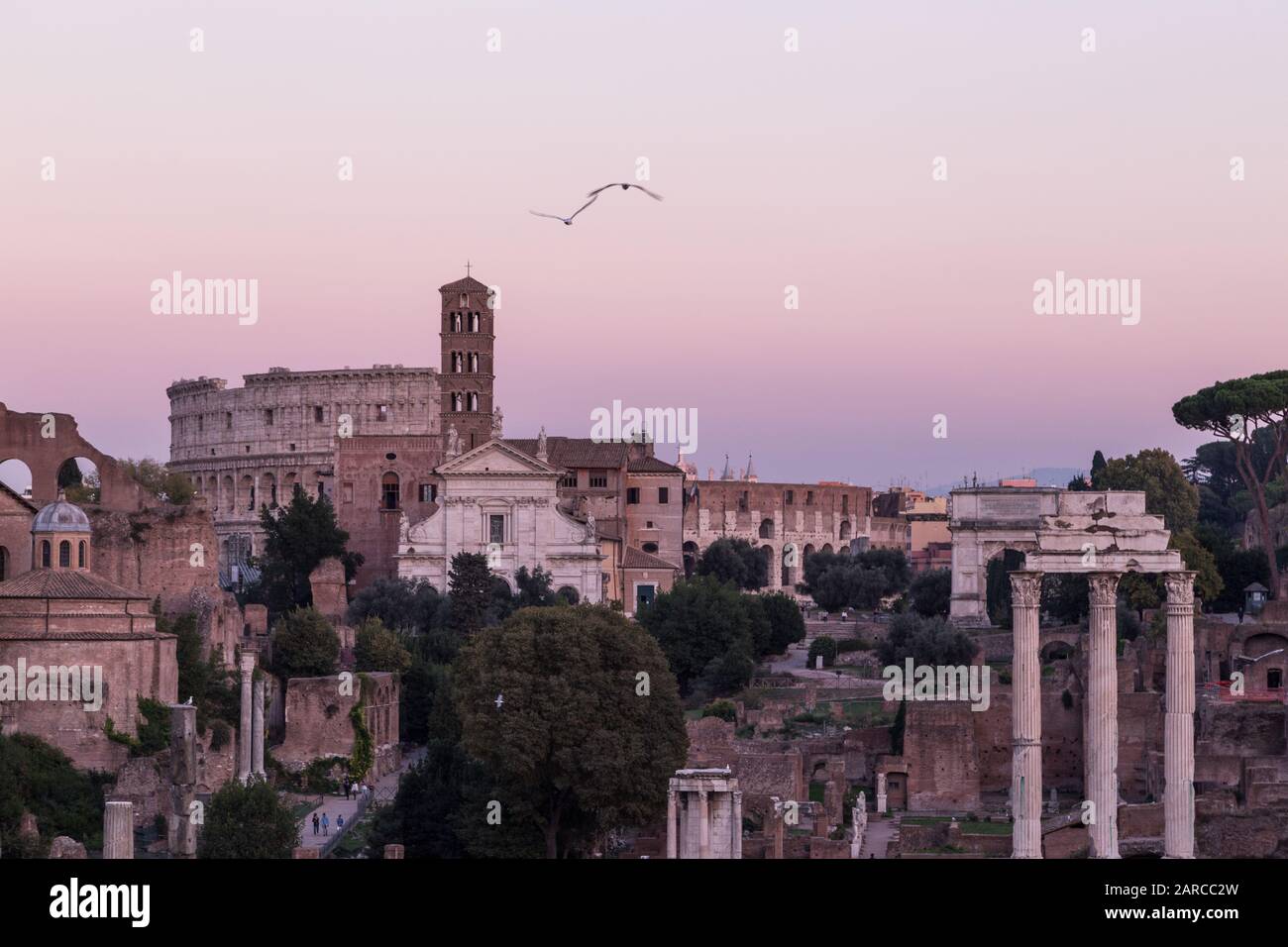 Vorderansicht des Palatin-Museums auf dem Palatin vor dem Sonnenuntergang in Rom, Italien Stockfoto
