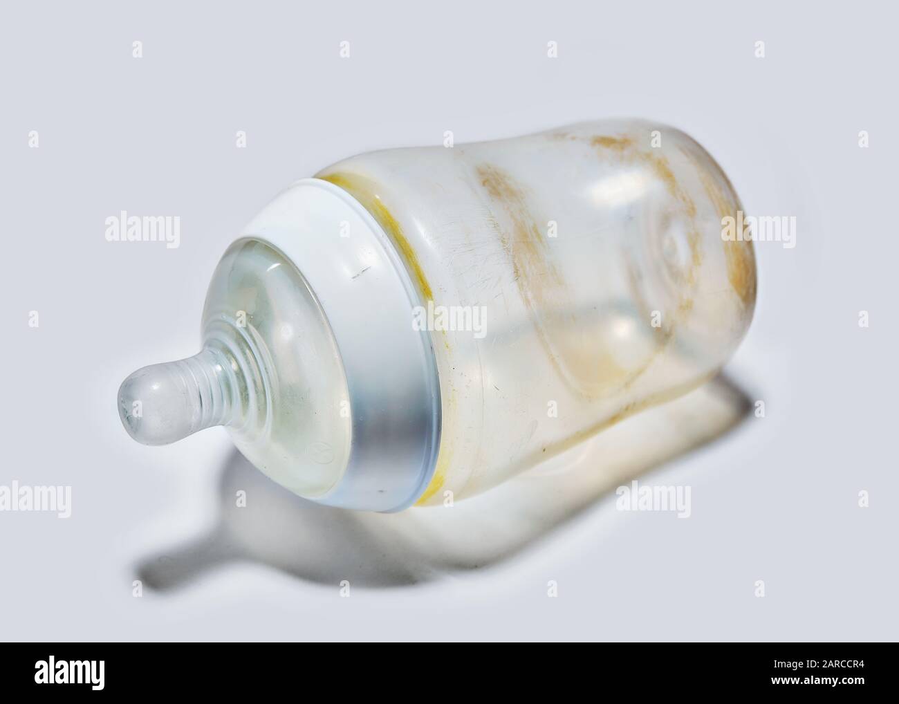 Tompee Tipee Flasche, abgenutzt. So sieht man aus, nachdem man zwei Kinder durchgemacht und Hunderte von Mal gewaschen und sterilisiert hat! Stockfoto