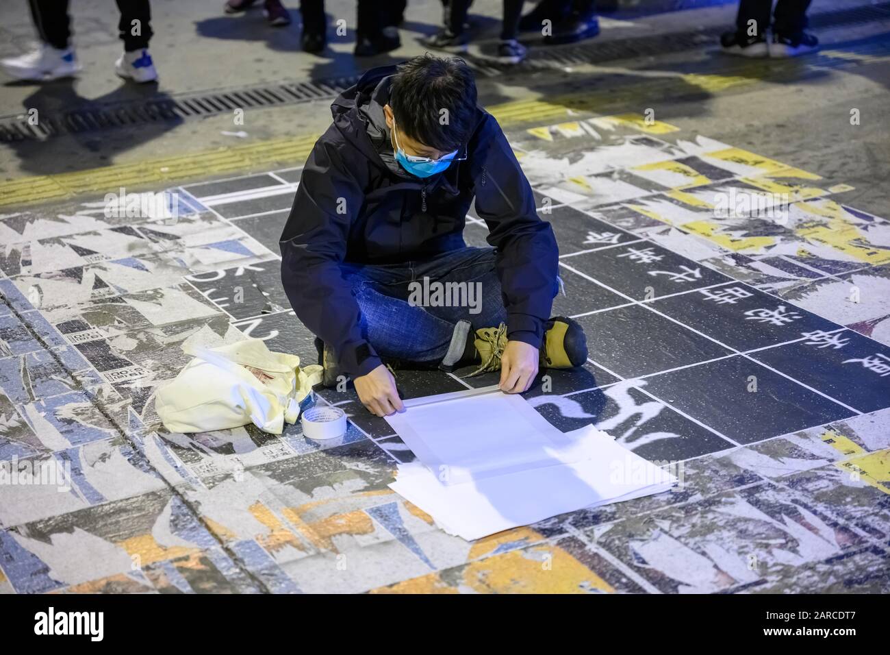 Hongkong - 21. Januar 2020: Ruhiger Sitz am Bahnhof Yuen Long MTR. Demonstranten halten Zeichen. Stockfoto