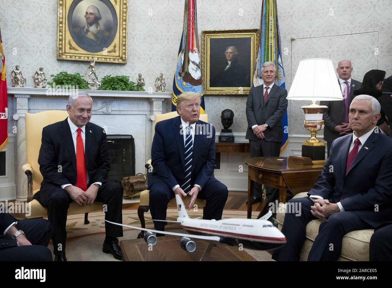 Washington, Vereinigte Staaten. Januar 2020. US-Präsident Donald J. Trump (C) gibt während ihres Treffens im Oval Office des Weißen Hauses Bemerkungen neben dem israelischen Premierminister Benjamin Netanyahu (L) ab, da US-Vizepräsident Mike Pence (2-R) und US-Außenminister Mike Pompeo (R) am 27. Januar 2020 in Washington, DC nachsehen. Präsident Donald J. Trump wird voraussichtlich während des zweitägigen Besuchs von Netanyahu einen Nahost-Friedensplan vorstellen. Phot von Michael Reynolds/UPI Credit: UPI/Alamy Live News Stockfoto