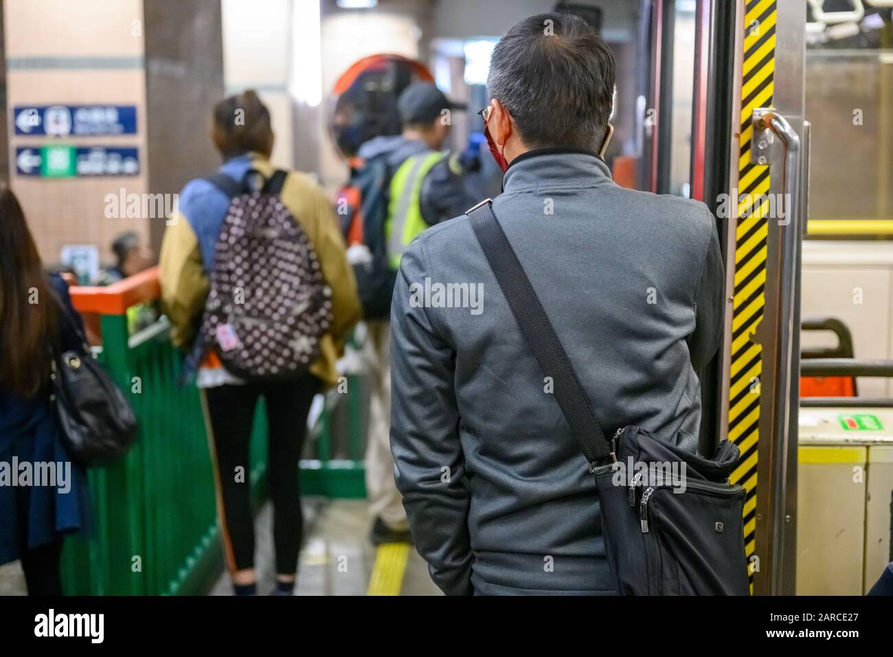 Hongkong - 21. Januar 2020: Ruhiger Sitz am Bahnhof Yuen Long MTR. Demonstranten halten Zeichen. Stockfoto