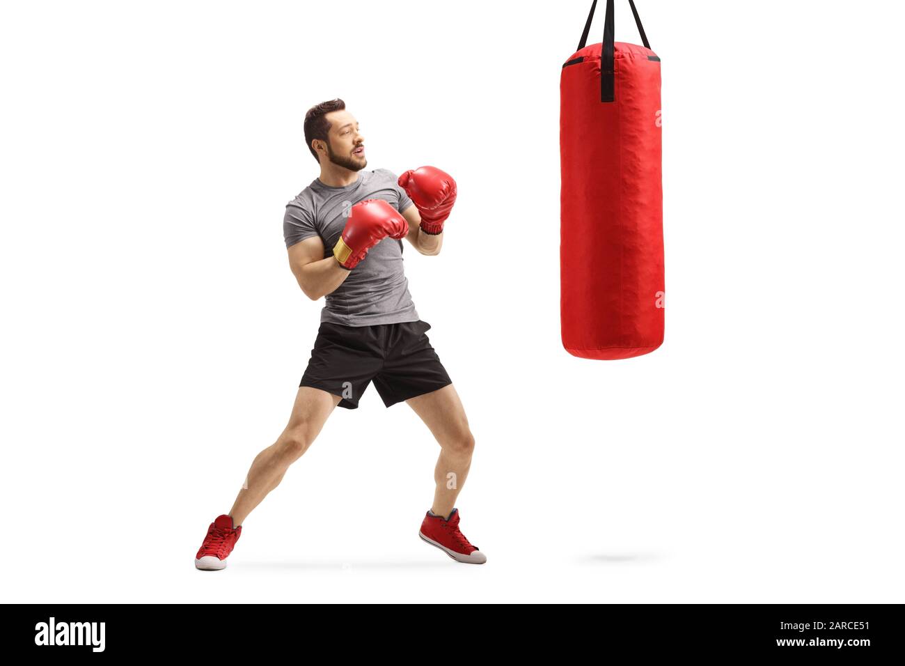 Schuss eines jungen Mannes mit roter Stanztasche auf weißem Hintergrund Stockfoto