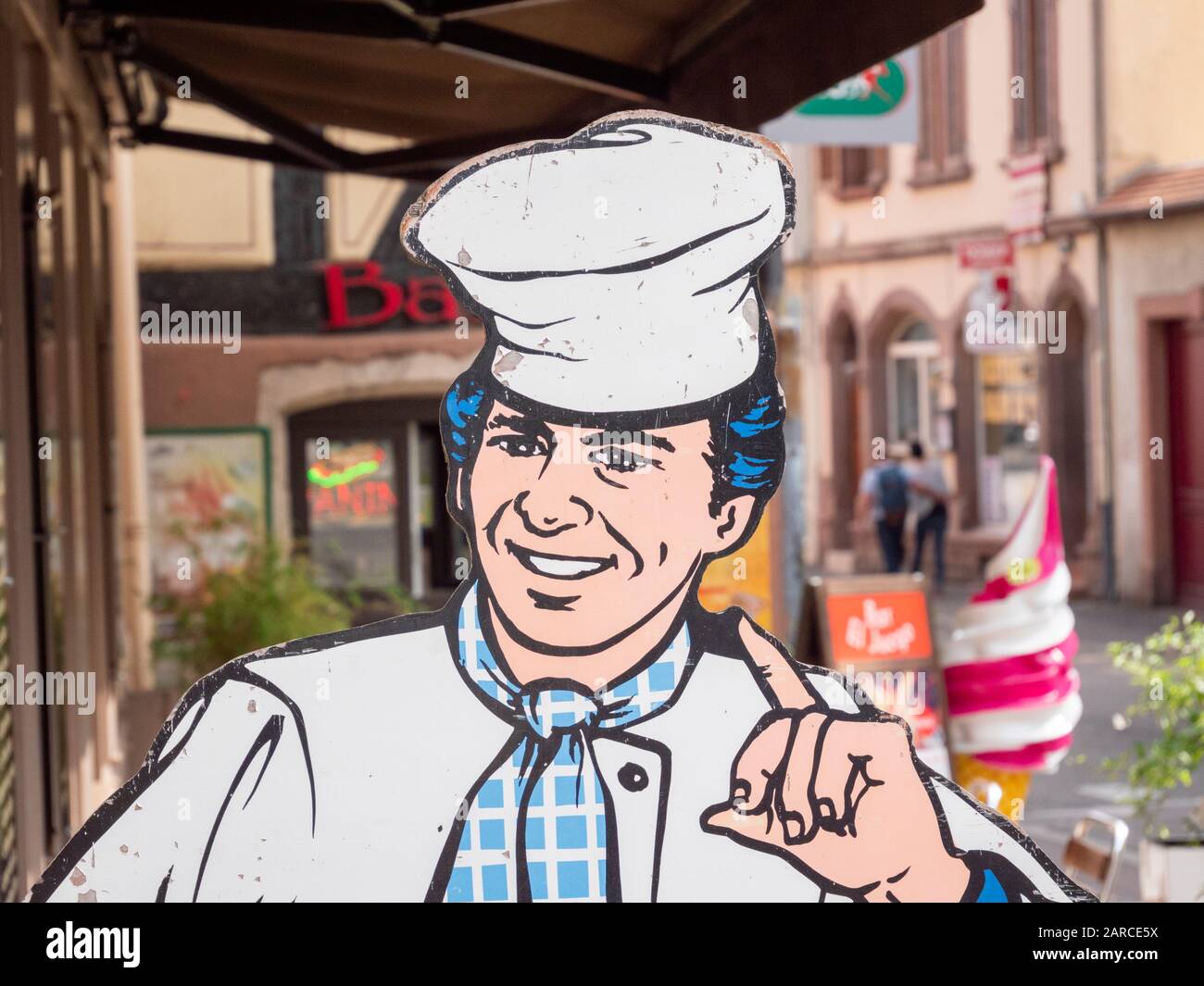 Ein ausgeschnittenes Metallbild eines Küchenchefs, das als Werbung für die Bäckerei oder Boulangerie Kraetz Claude im französischen Elsaß verwendet wird Stockfoto