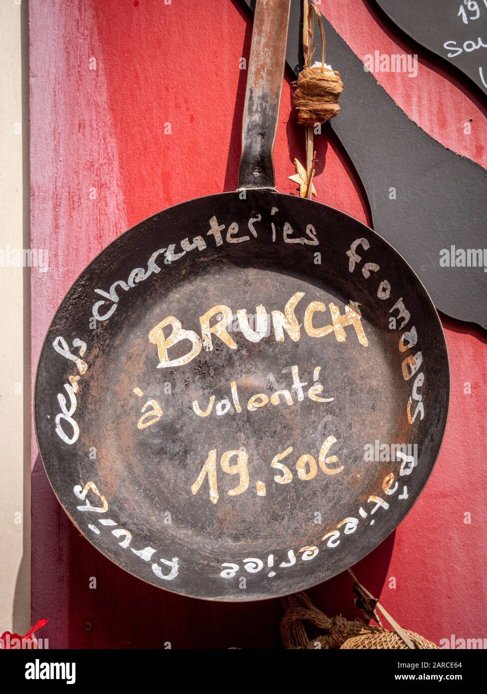 Ein alter Bratoan, der als Smenu-Schild in einem Restaurant im französischen Elsaß verwendet wird Stockfoto