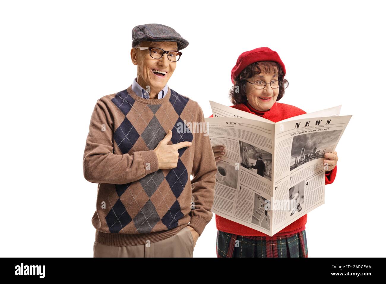 Älterer Mann lachte und machte sich über eine Frau lustig, die eine Zeitung las, die auf weißem Hintergrund isoliert war Stockfoto