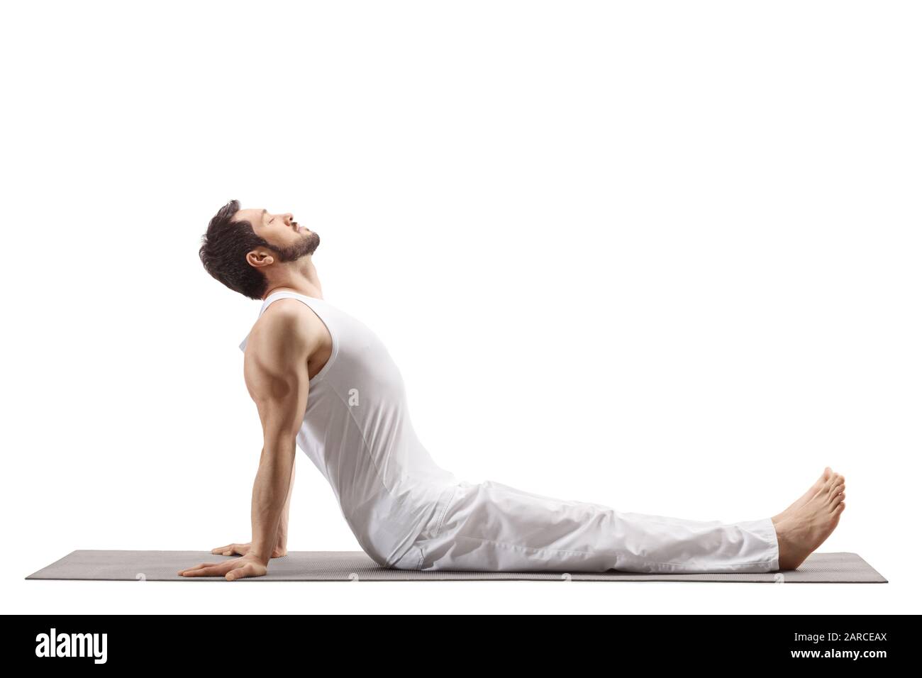 Mann auf einer Bodenmatte, der eine Yogastrecke macht, isoliert auf weißem Hintergrund Stockfoto