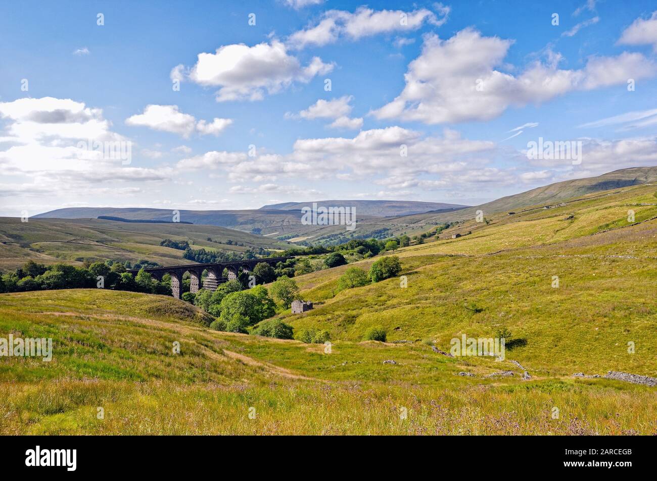 Dent Head Viadukt und die umliegende Landschaft in Dentdale, im Yorkshire Dales National Park, an einem sonnigen Sommertag England Großbritannien Stockfoto
