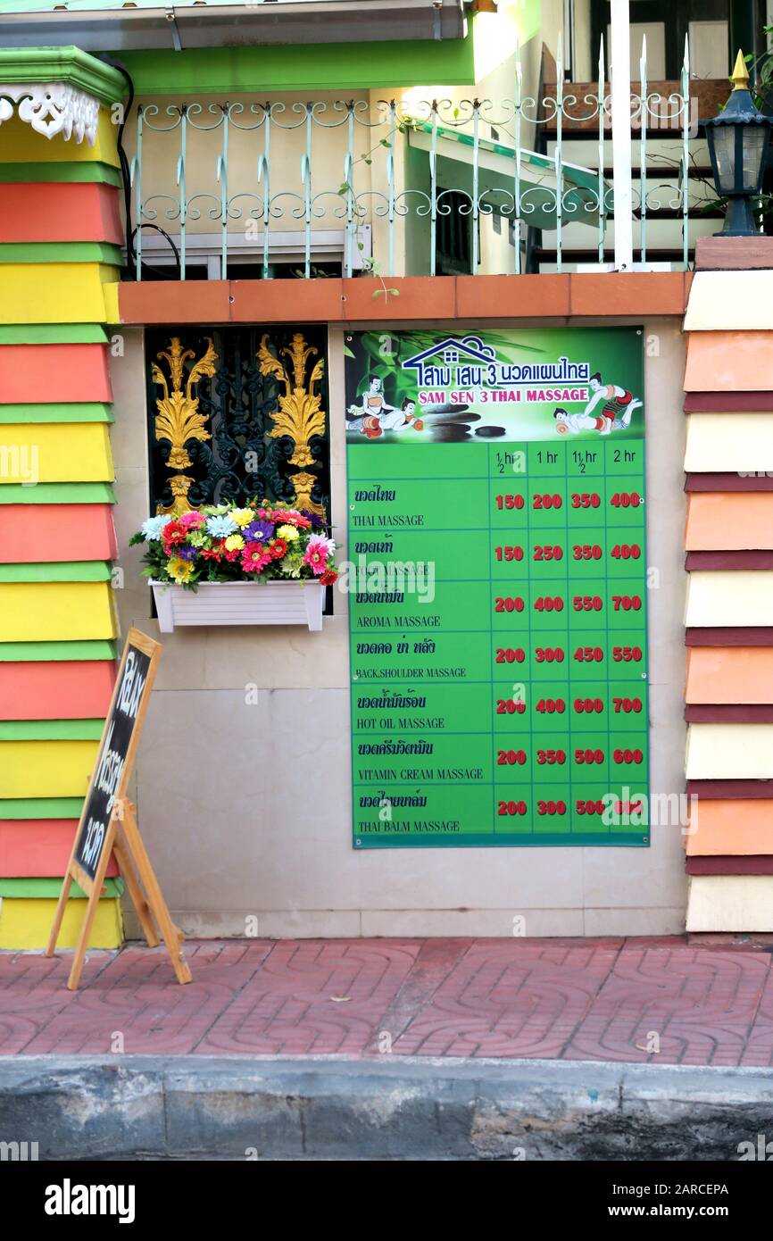 Typisches Massagemenü und Preise in einem lokalen Gebiet von Bangkok gegen einen Touristenschleppen. Präsentation des Massageshops ebenfalls. Stockfoto