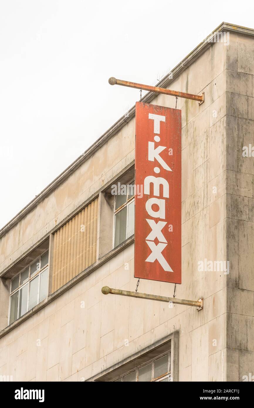Externe TK Maxx Ladenschild in Plymouth, Devon an einem grauen Tag. Nicht sicher, ob es als Discounter-Händler in ähnlicher Weise wie Lidl / Aldi eingestuft ist. Stockfoto