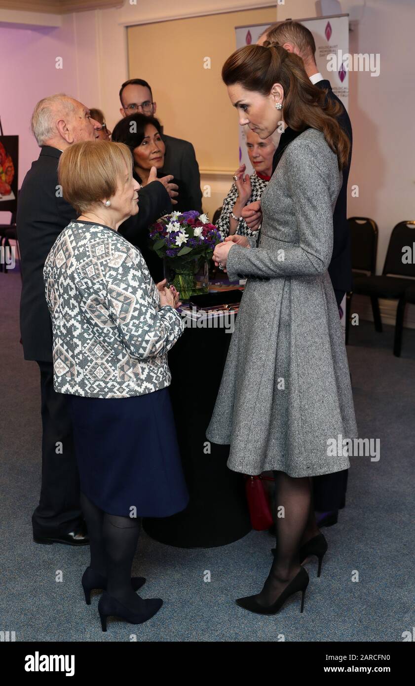 Mala Tribich MBE, Bergen-Belsen-Überlebende sprechen mit dem Herzog und der Herzogin von Cambridge während der Gedenkfeier zum Holocaust-Gedenktag in der Central Hall in Westminster, London. Stockfoto