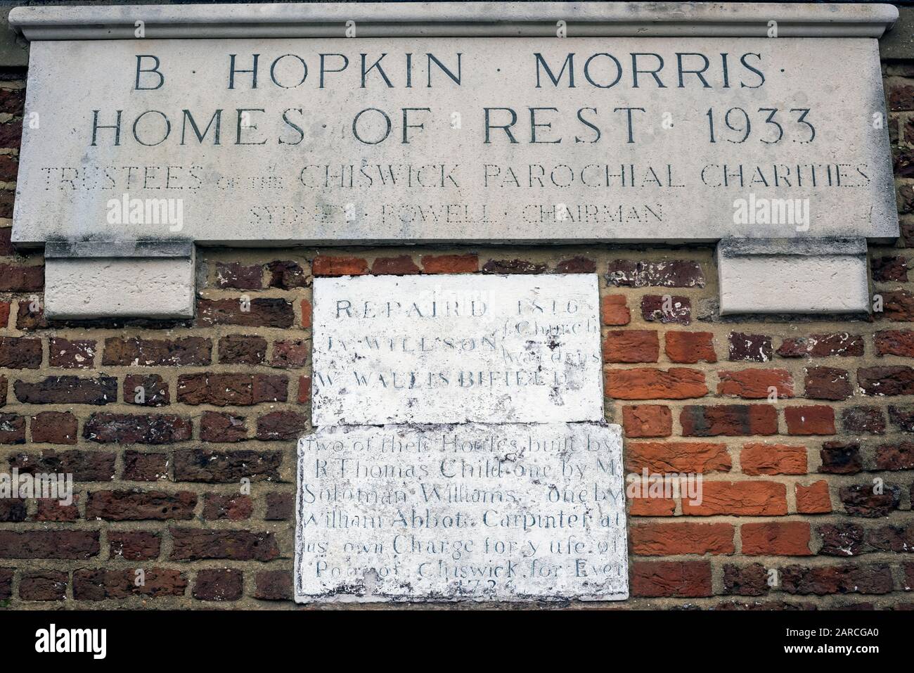 Inschrifttafel an der Wand des Gebäudes in Strand on the Green, Kew, London, Großbritannien von B. Hopkin Morris Homes of Rest 1933 erbaut. Stockfoto