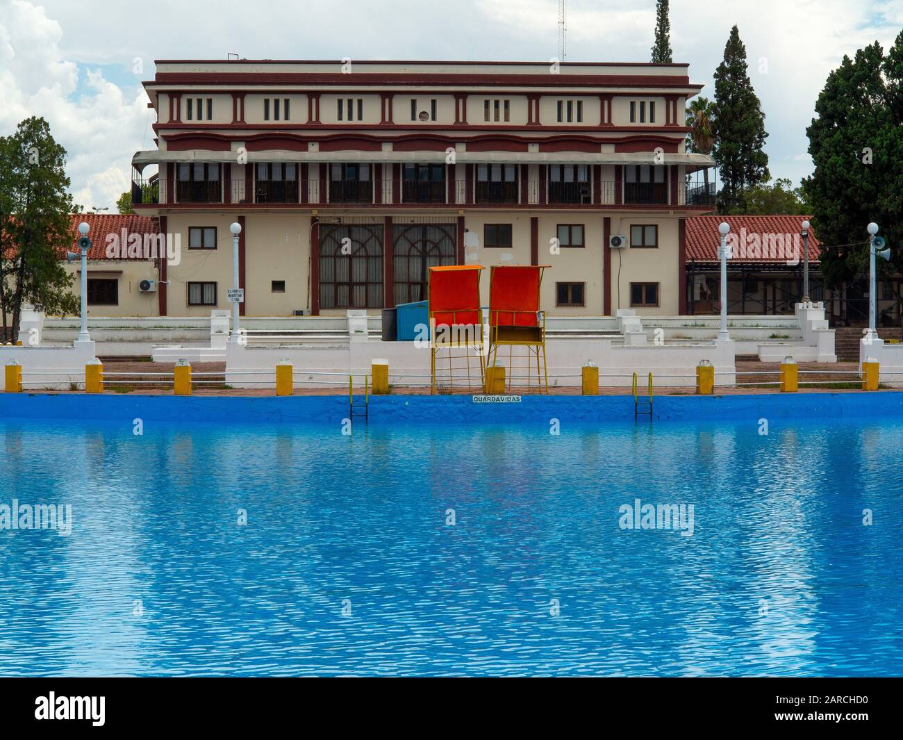 Eines der größten Schwimmbecken der Welt im Balneario Municipal Camping Xamena mit 260 m Länge, Salta, Argentinien Stockfoto