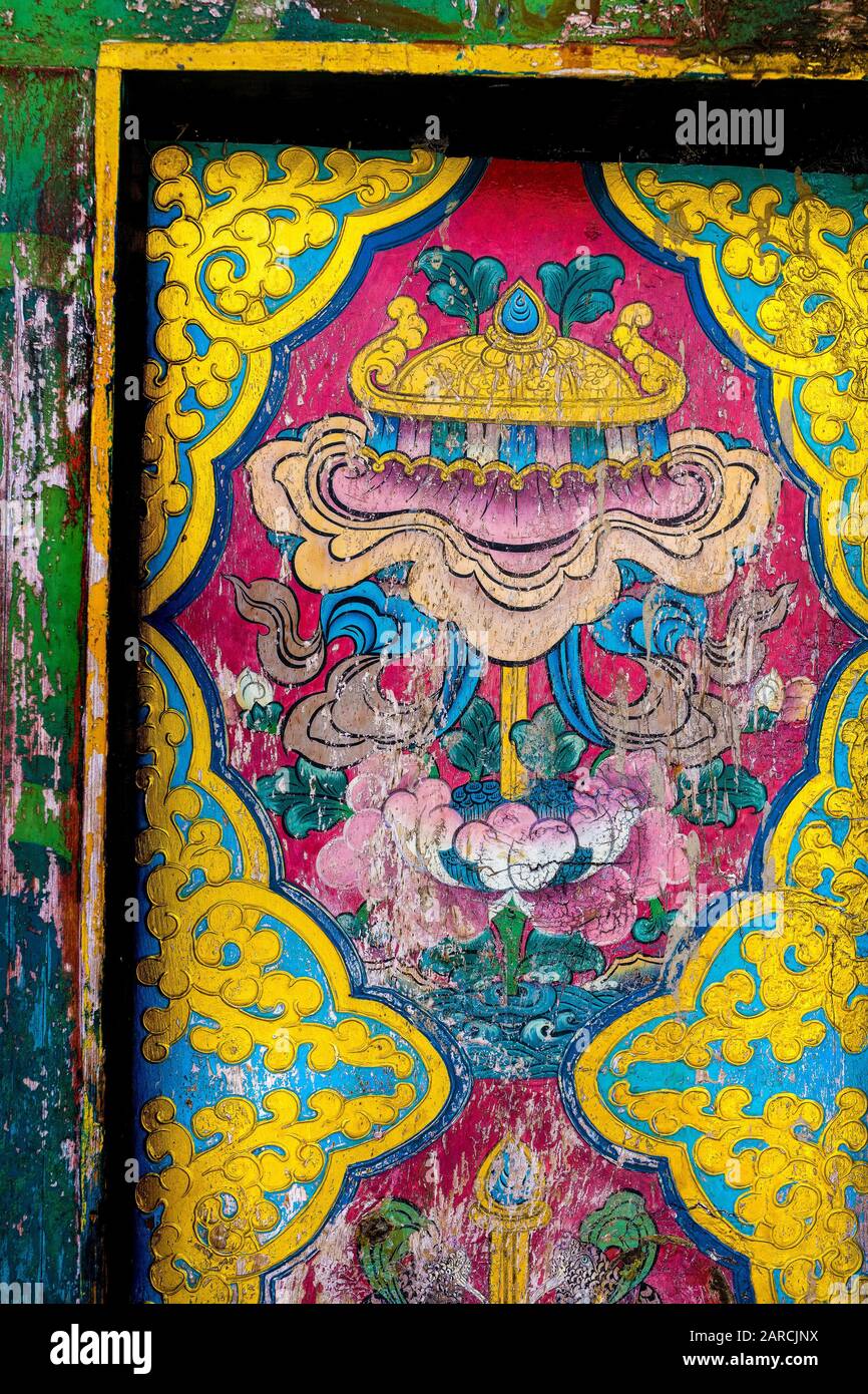 Bunte, aber verblassende dekorative Malerei an der Tür eines buddhistischen Klosters, Nepal Stockfoto