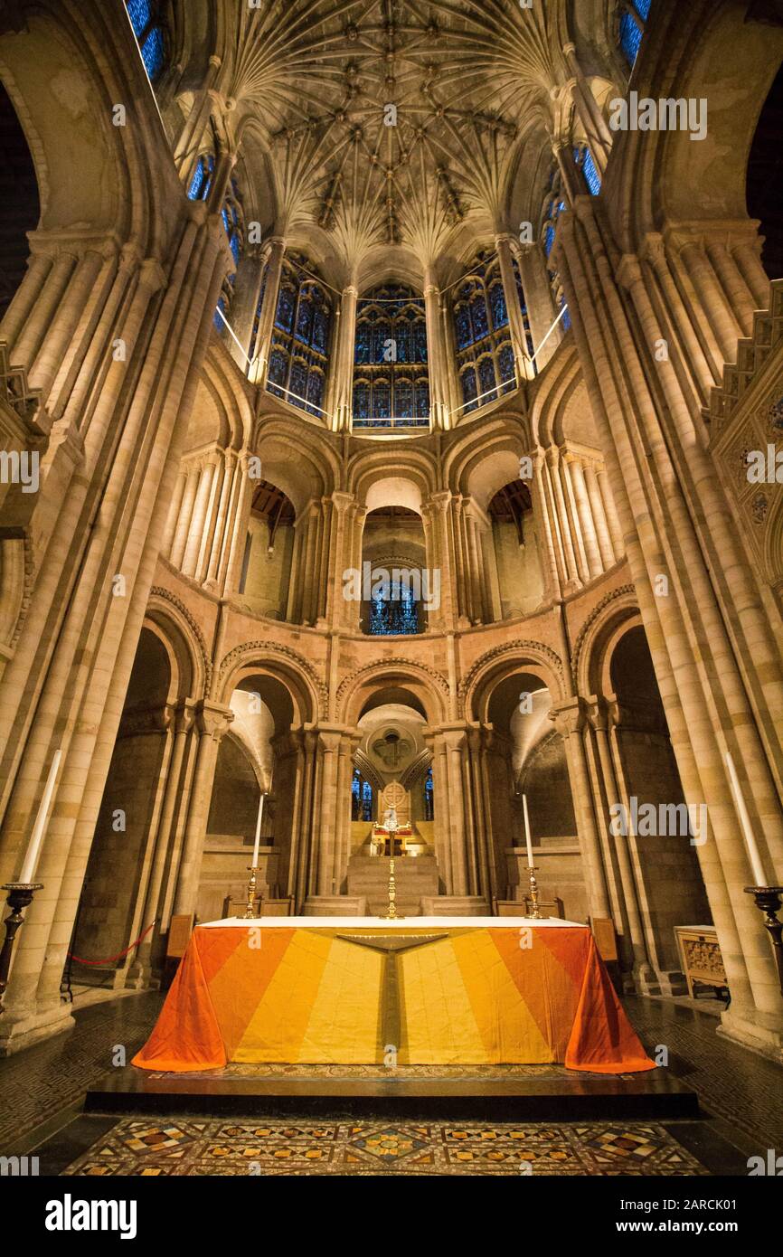 Weitwinkelaufnahme des Domaltars von Norwich - Abendschuss Stockfoto