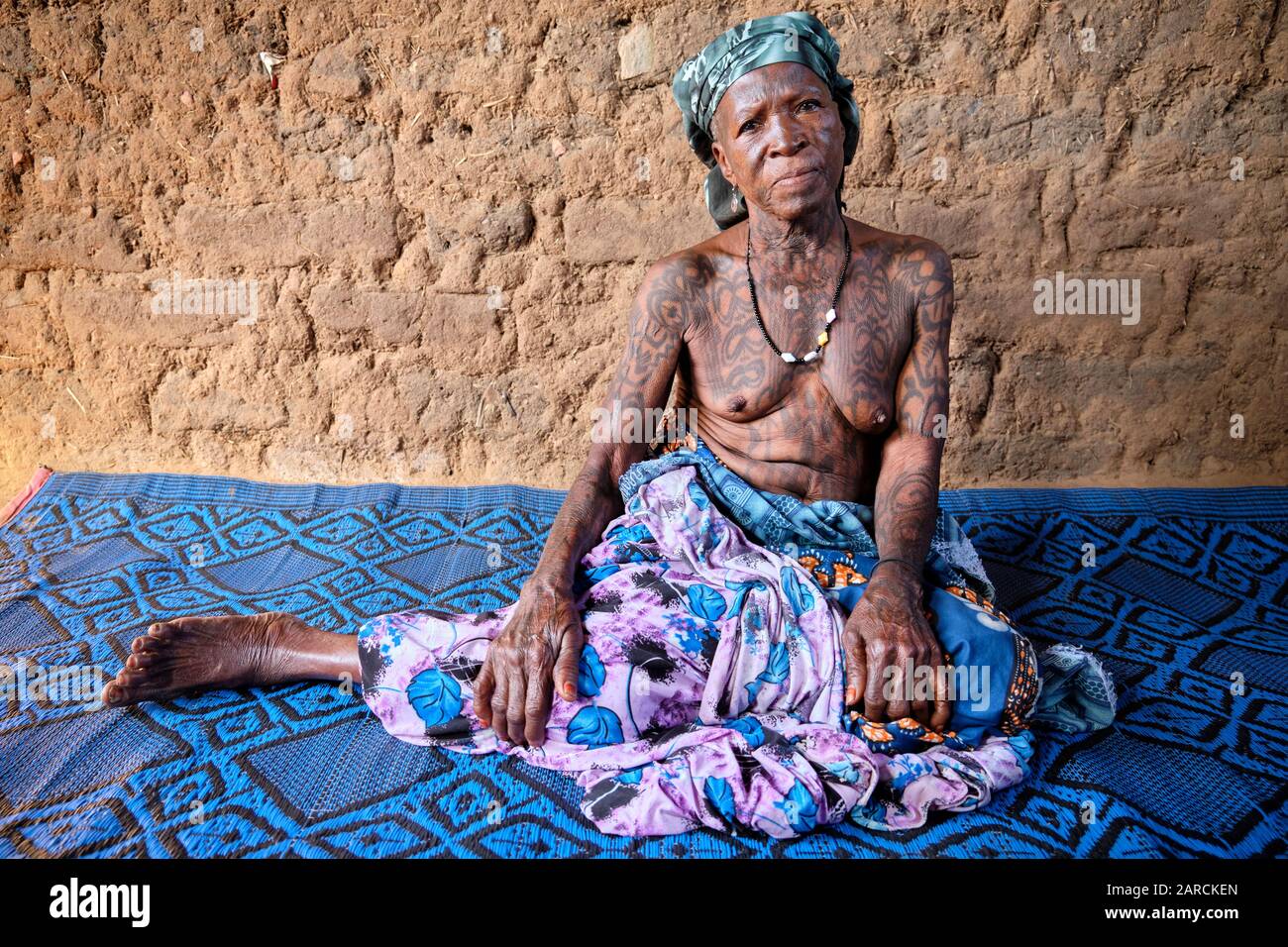 Porträt einer Frau im mittleren Alter Dukkawa, die stark über ihren Körper tätowierte. Stockfoto