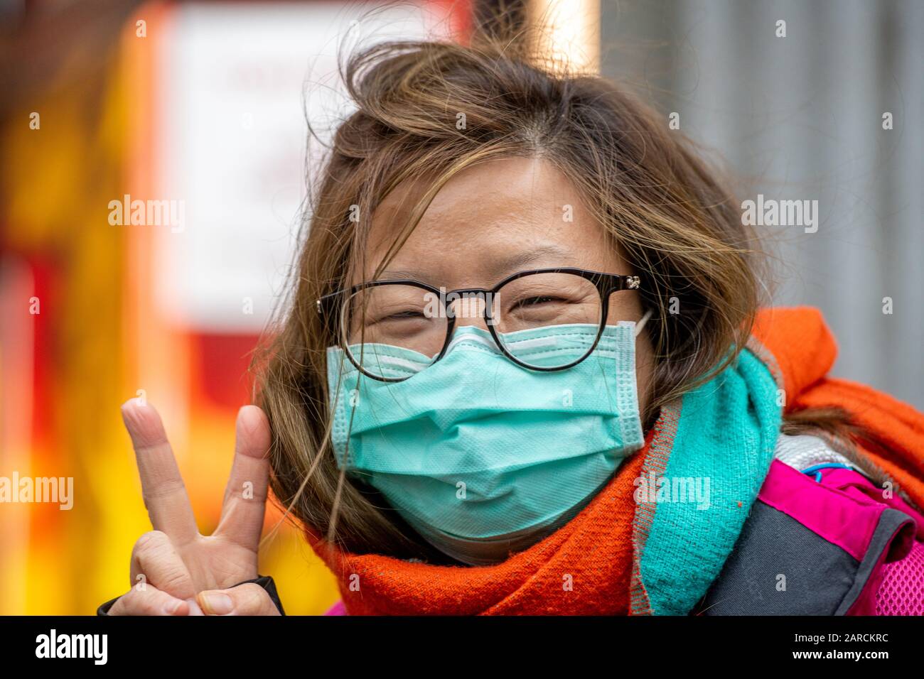 Shanghai, China, 27. Januar 2020, EINE Frau, die eine Maske trägt, gibt ein Friedenszeichen im Xintiandi-Viertel Stockfoto