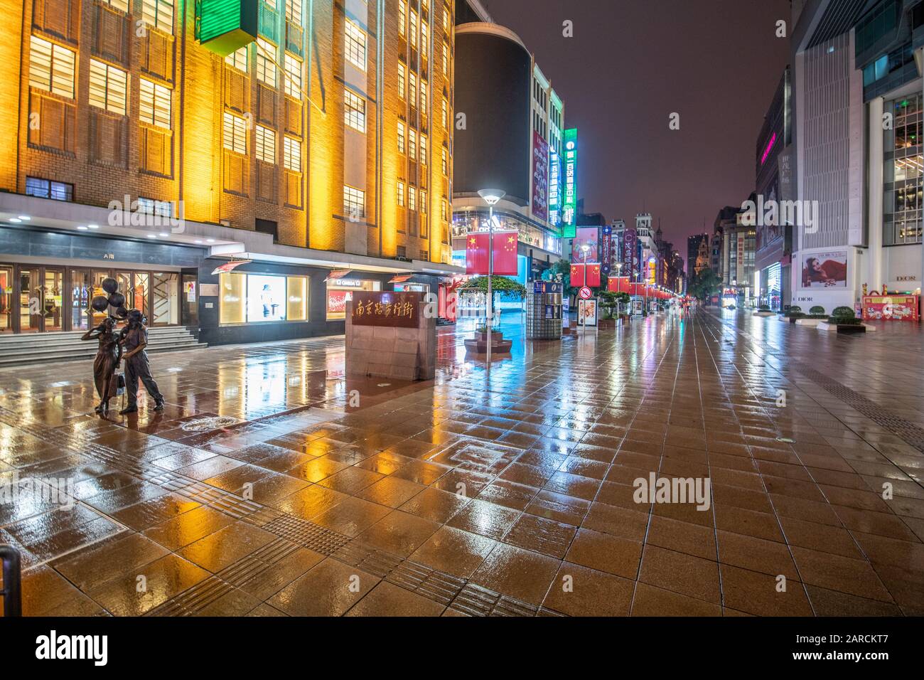 Shanghai, China, 25. Januar 2020, Die Straßen leer von Menschen in der regnerischen Nacht Stockfoto